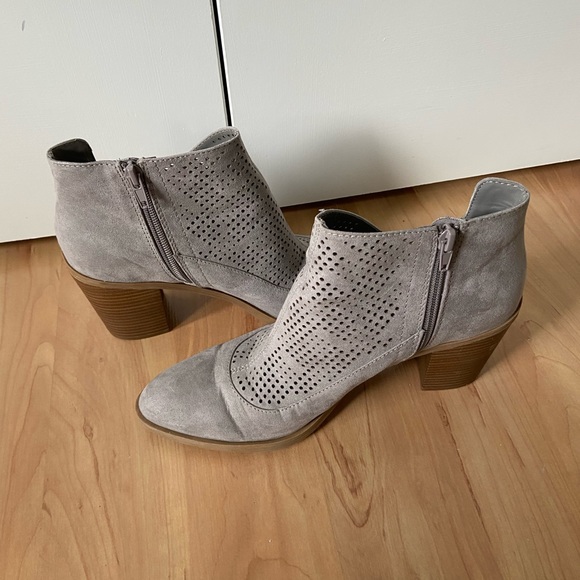 Dolce Vita Light Gray Heeled Ankle Boots - Picture 2 of 8